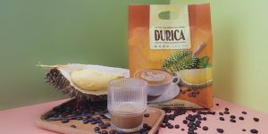 Hình Ảnh Gói Cà Phê Hòa Tan Vị Sầu Riêng Durica Cùng Ly Cà Phê Zhang Coffee